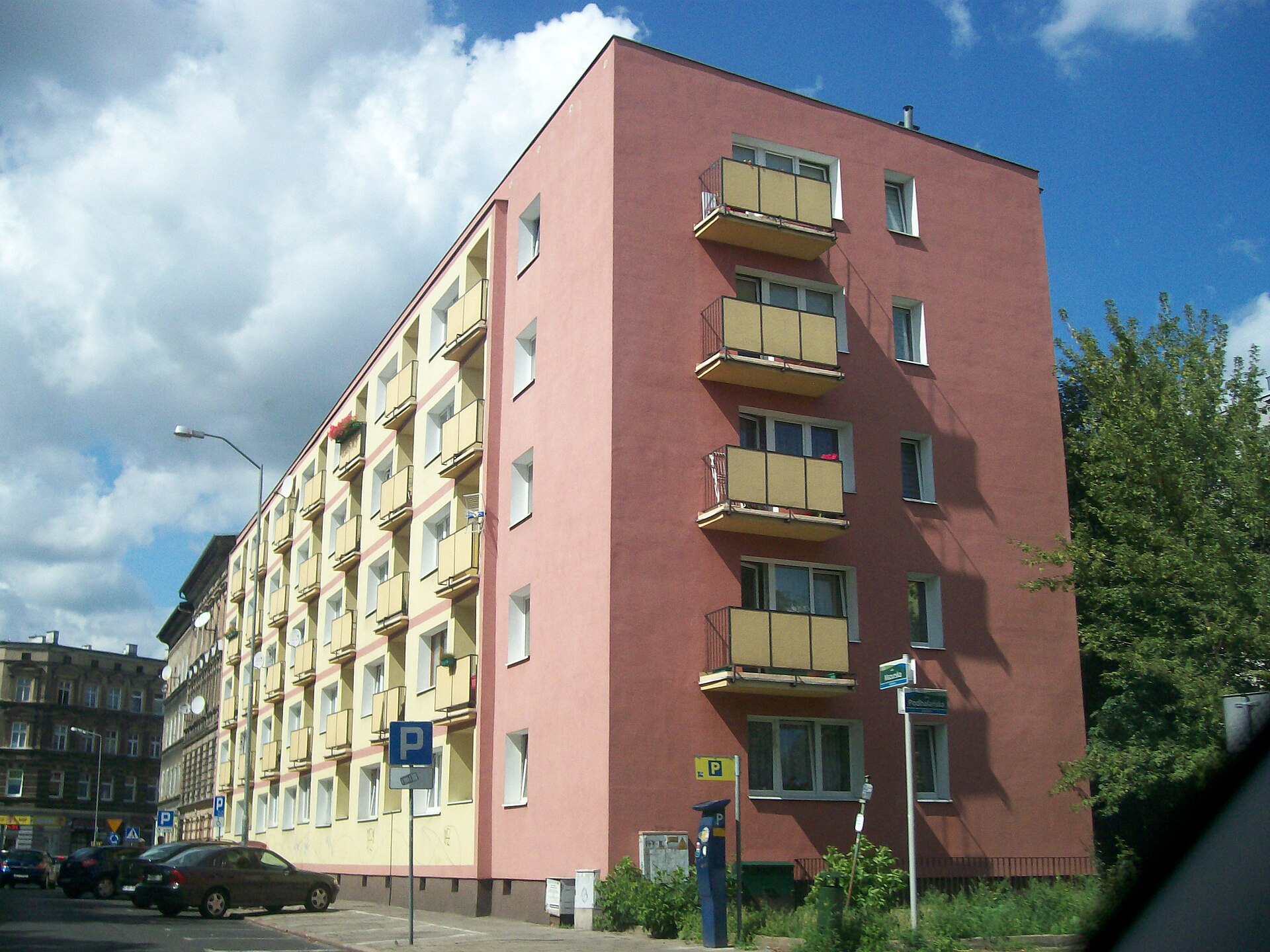 Parkomat i znak parkingu przy ulicy Mazurskiej w Szczecinie